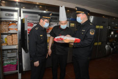 <b><b>沉点查抄食物原料采餐饮办事场合卫生、从业人</b></b>